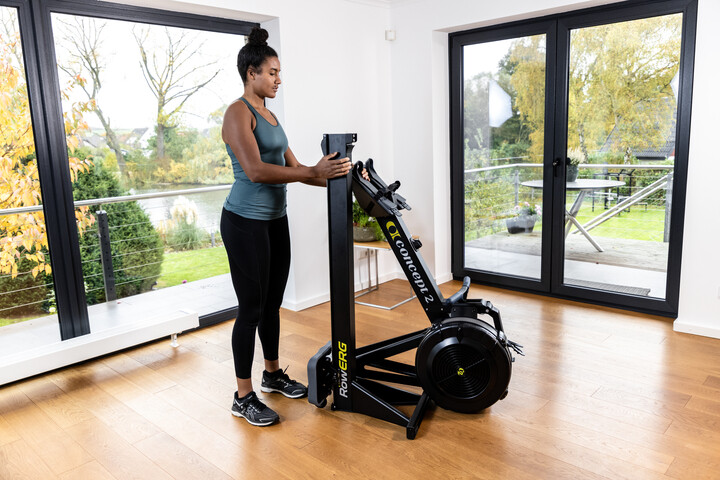 Concept2 romaskin i hjemmegym for utholdenhetstrening og plassbesparende oppbevaring